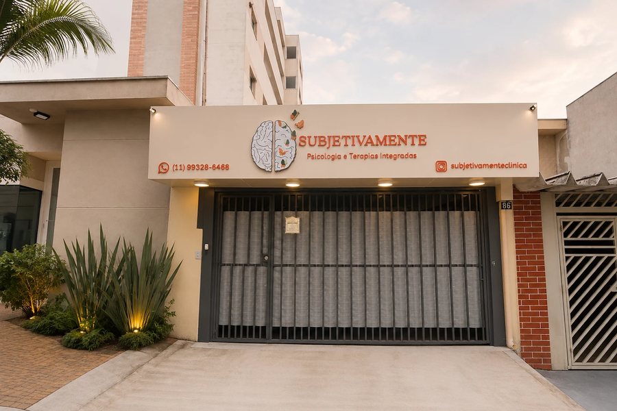 Fachada da Clínica SubjetivaMente, no número 86 da Rua Doutor Clemente Jobim